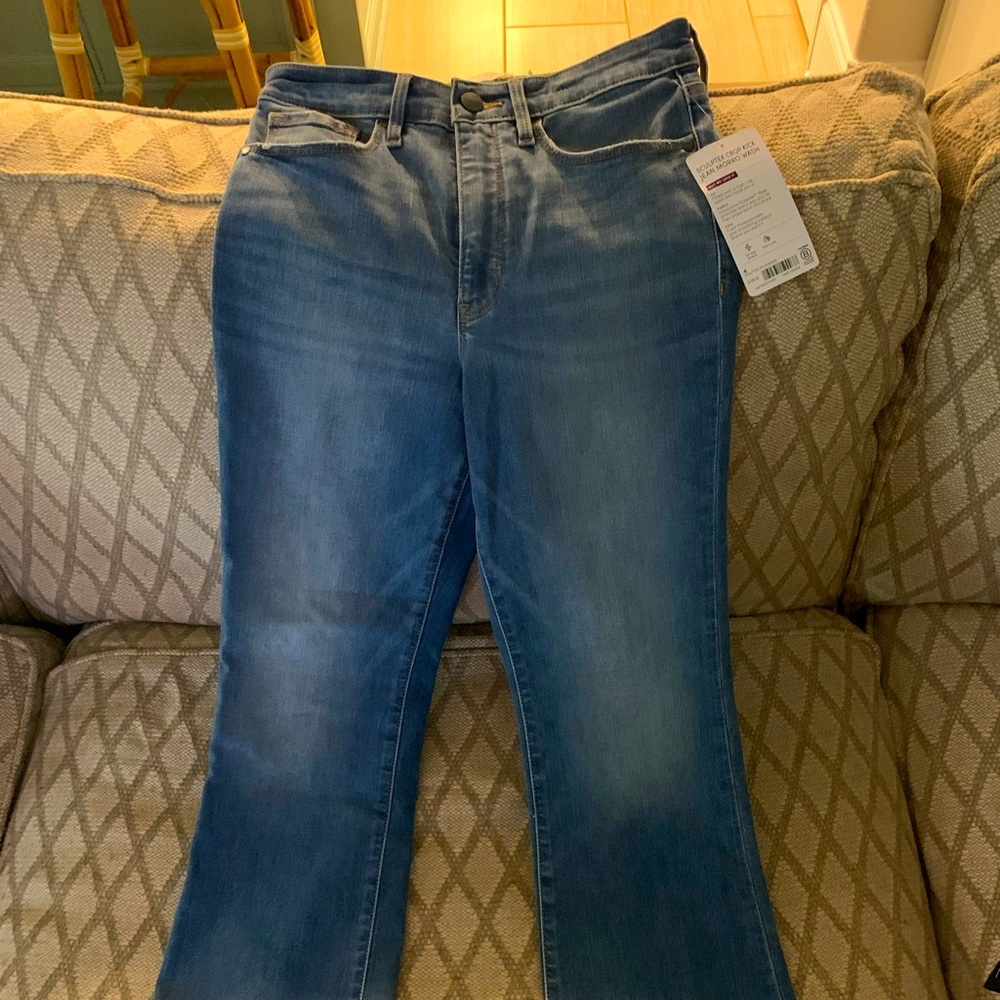 Athleta Sculptek crop kick Jean morro wash